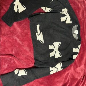 Le Lis Women's Black and Cream Bow Pattern Crewneck Sweater